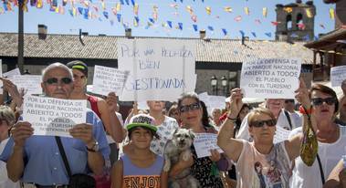 Dos centenares de personas se manifestaron en Manzanares el Real contra la normativa de La Pedriza 