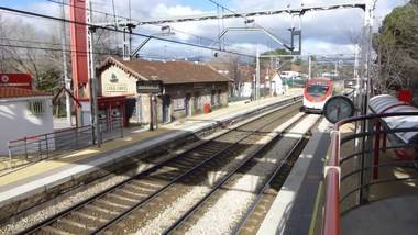 Aparatoso operativo para socorrer a dos jóvenes accidentados al saltar de un tren de cercanías 