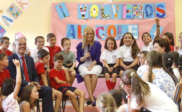 Cifuentes presenta un plan para situar la enseñanza madrileña a la vanguardia en educación