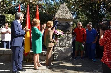 La Alcaldesa instaló un placa en honor de Román Herranz 