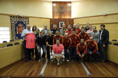 De la Uz recibe al equipo de la Policía Local de Las Rozas, Campeón Internacional de Fútbol 7