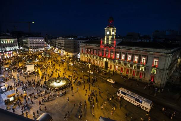  La Comunidad estrena con la bandera nacional la iluminación de la fachada de la Real Casa de Correos