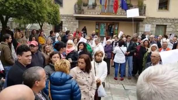 Alrededor de 300 vecinos y comerciantes se manifestaron el jueves ante el Ayuntamiento de Torrelodones 