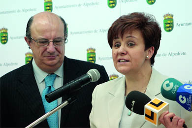 La alcaldesa, Marisol Casado, junto al consejero de Cultura, Santiago Fisas  (Foto: RICARDO MIGUEL PEÑA)