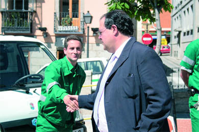 Fernández Quejo saluda a uno de los operarios  (Foto: R. M. PEÑA)