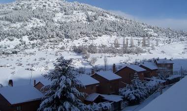 Avisos por nevadas de cinco centímetros de espesor en la Sierra