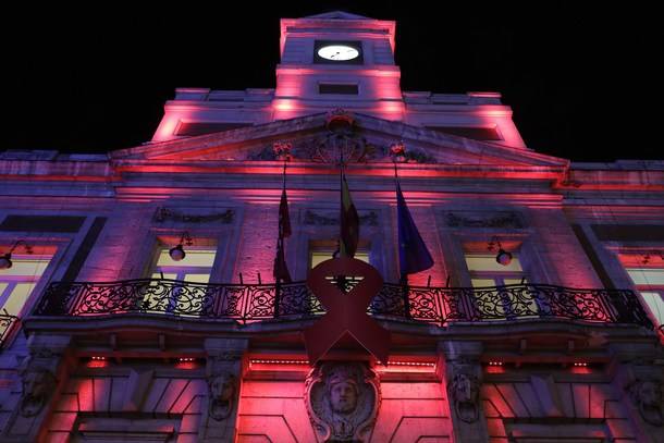 La sede de la Comunidad se tiñe de rojo por el Día Mundial del Sida