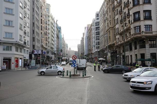 La Policía desaloja la Gran Vía de Madrid tras una falsa amenaza de bomba