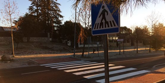 Nuevos paso de peatones y semáforo en la calle Primavera