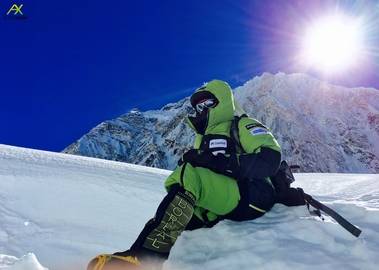 Alex Txikon alcanza el Campo 1 del Everest