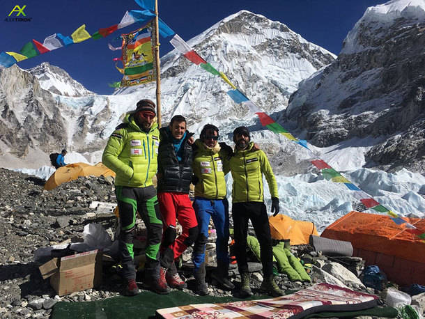 La expedición al Everest en la que participa el alpinista de Cercedilla, Carlos Rubio, sigue adelante