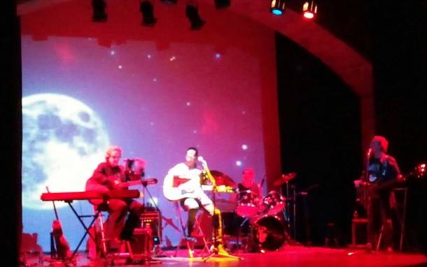 Sombra de Luna emociona al público con sus canciones de especial acento social en el concierto a beneficio de Mozambique 