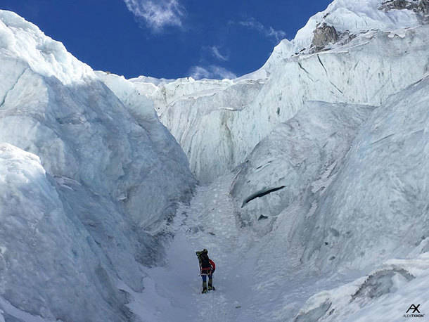 La expedición al Everest de Alex Txikón y Carlos Rubio, se equipa de cara a la cascada de hielo de Khumbu