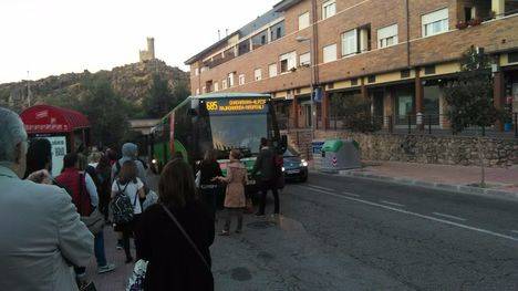 El cambio de horarios de los autobuses de Larrea provoca el caos entre los usuarios de Torrelodones