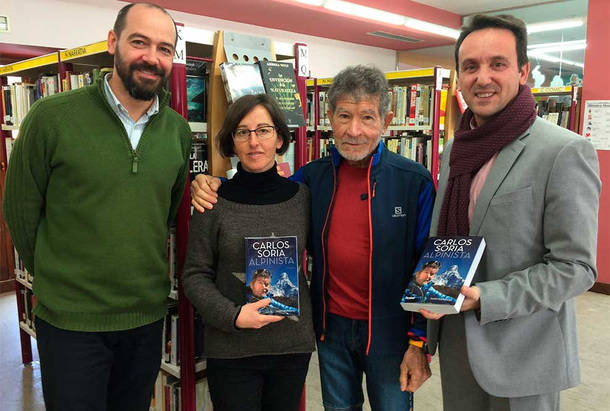 Carlos Soria dona un ejemplar de su biografía a la biblioteca de Moralzarzal