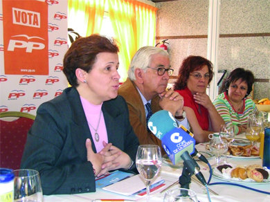 La alcaldesa, junto a varios miembros de su equipo en la rueda de prensa que ofreció el miércoles (Foto: E. P.)