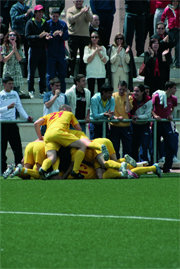 Los villalbinos hacen piña tras el decisivo gol de Iván Pérez   (Foto: R.M. PEÑA)