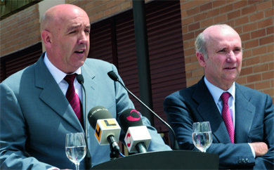 El alcalde, José María Moreno, junto al consejero Fernando Merry del Val  (Foto: RICARDO MIGUEL PEÑA)