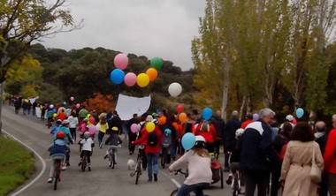 Vecinos de Parquelagos-Galapagar demandan con una caminata por el campo mejoras en movilidad