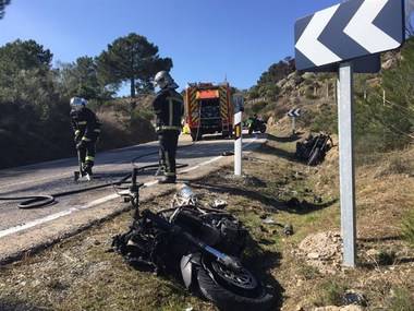 Dos motos arden en un accidente múltiple en Robledo de Chavela