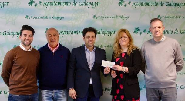 Galapagar hace entrega de un cheque de 7.500 euros a la Asociación ADISGUA