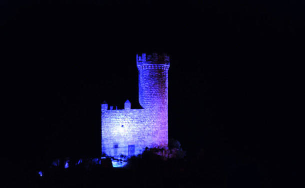 Iluminan la Torre de los Lodones de azul para llamar la atención sobre el autismo