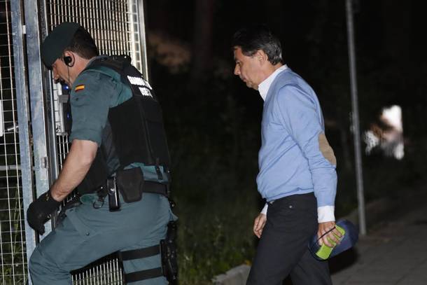 Ignacio González entra en el cuartel de la Guardia Civil de Tres Cantos para pasar la noche