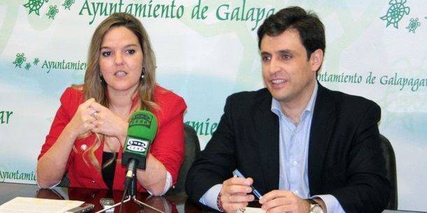 La edil Carla Greciano, junto al alcalde de Galapagar