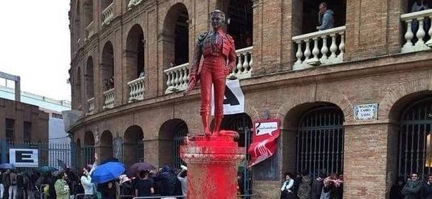 Las esculturas de Las Ventas amanecen cubiertas de pintura roja en el inicio de la Feria de San Isidro