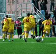 Los jugadores del Villalba celebran uno de sus goles al Coslada  (Foto: R. M. PEÑA)