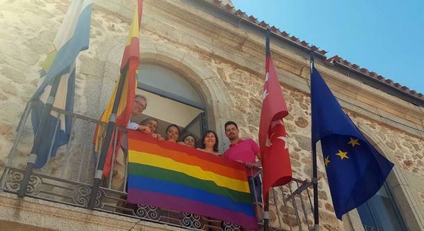 El Ayuntamiento de Valdemorillo hace ondear la bandera arcoiris en el día del Orgullo Gay