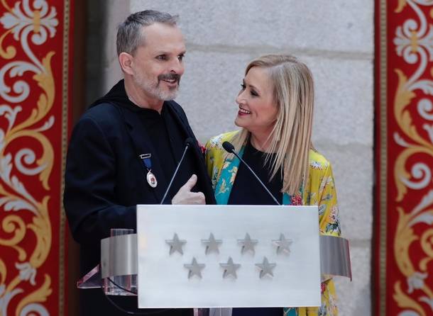 Cifuentes entrega a Miguel Bosé la Medalla Internacional de las Artes de la Comunidad de Madrid