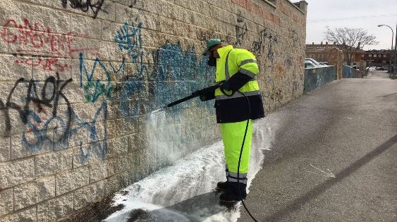 El Ayuntamiento de Collado Villalba prosigue con el programa de limpieza de ‘grafitis’