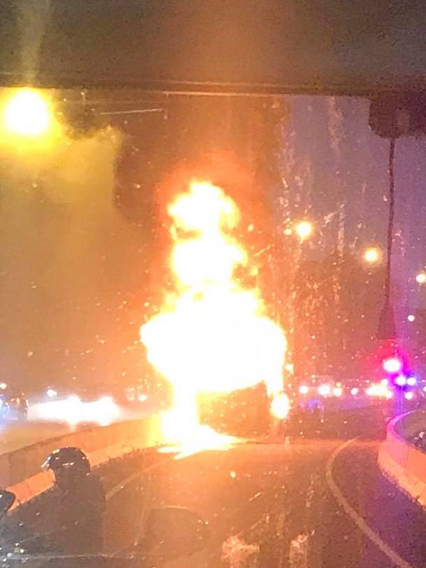 Se incendia un autobús en el BUS-VAO de la A-6