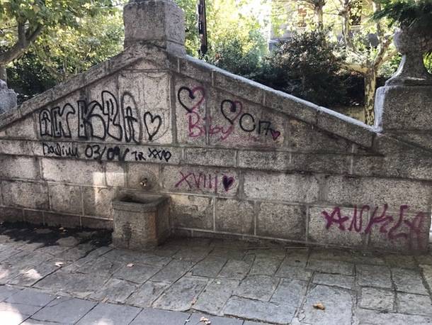 Continúan las labores de limpieza de graffitis en El Escorial