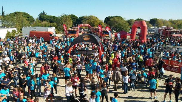 Los bomberos de la Comunidad homenajean a sus compañeros fallecidos con una carrera popular