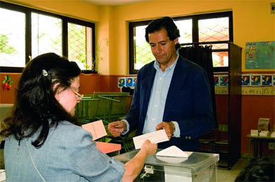 El regidor de Guadarrama, José I. Fernández Rubio, ejerciendo su derecho al voto  (Foto: CEDIDA)