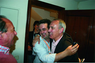 El alcalde y candidato, Carlos Galbeño, abraza a su número dos, Fernando González, 
tras la confirmación de que el Partido Popular revalidaba la mayoría absoluta  (Foto: ARCHIVO)