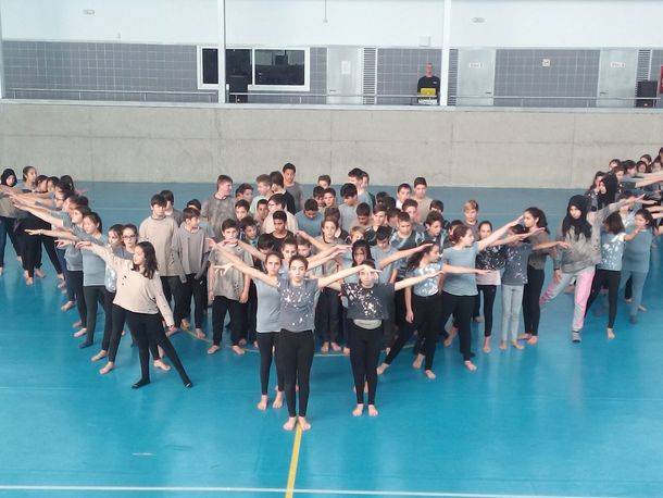 Los alumnos de 1º de ESO de Valdemorillo, bailan por la integración con coreografía propia y llevan a la pista del Eras Cerradas ‘Voyage, un relato’ 