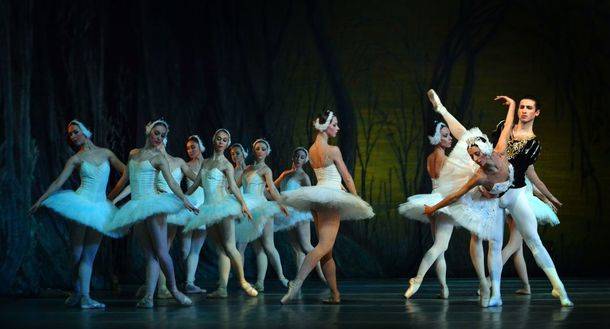 Blanca Li, El lago de los cisnes, Gran Concierto de Año Nuevo, teatro visual y danza aérea en el Festival de Navidad