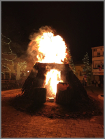 La ‘Hoguera de los Quintos’ mantiene la tradición para dar la bienvenida al año nuevo en Robledo de Chavela