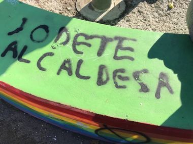 Aparecen nuevas pintabas LGBfóbicas en la calle del Instituto de Torrelodones