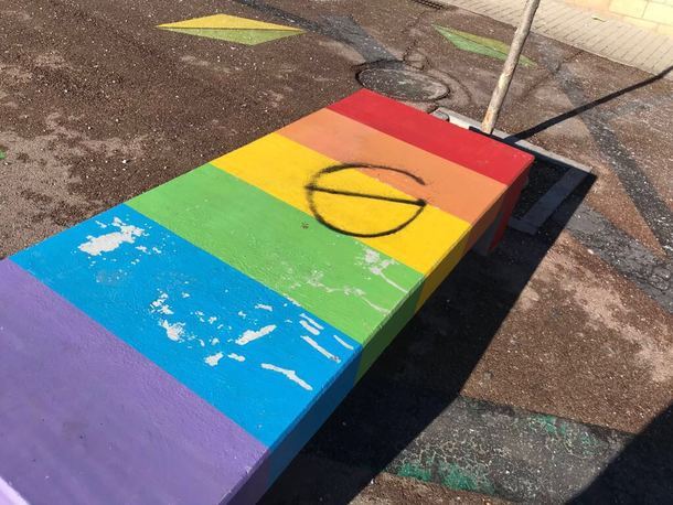 Aparecen nuevas pintabas LGBfóbicas en la calle del Instituto de Torrelodones