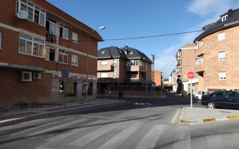 Algunos vecinos en Collado Villalba protestan por la llegada de refugiados al municipio 