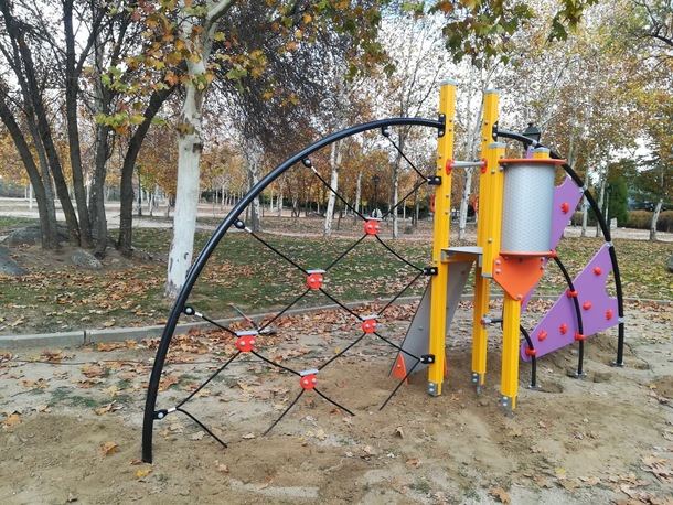 Inversión en mobiliario en parques infantiles en El Escorial por 125.000€ 