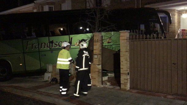 Un autobús colisiona contra un chalé frente a la plaza de toros de Moralzarzal tras sufrir un síncope el conductor