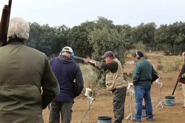 Vecinos y visitantes vuelven a poner a prueba su puntería en el siempre disputado Campeonato de Tiro al Plato de Valdemorillo