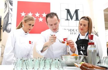 Cifuentes presenta al chef Iván Muñoz como embajador de los Alimentos de Madrid M Producto Certificado