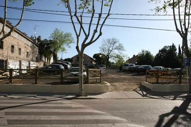 Aparcamiento en tierra ubicado frente a la estación de RENFE de Torrelodones