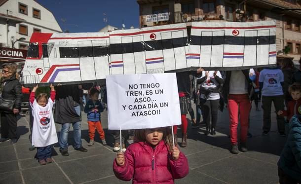 Soto del Real, Manzanares y Miraflores se manifestaron ayer exigiendo una estación de Cercanías